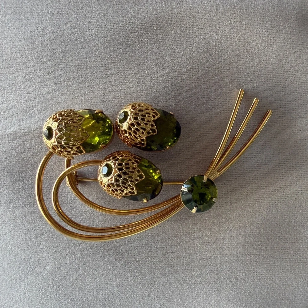 Vintage Sarah Coventry “Touch of Elegance” Brooch | Olivine/Peridot Green | D&E